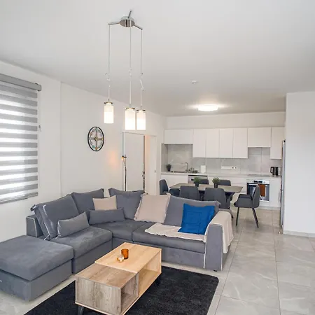 Hubstay - Rotiana With Jacuzzi, Larnaca Aradhippou