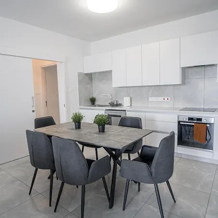 Hubstay - Rotiana With Jacuzzi, Larnaca * Aradhippou