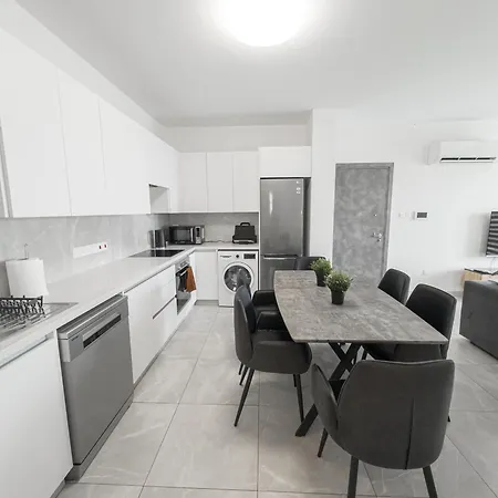 Hubstay - Rotiana With Jacuzzi, Larnaca Apartment Aradhippou